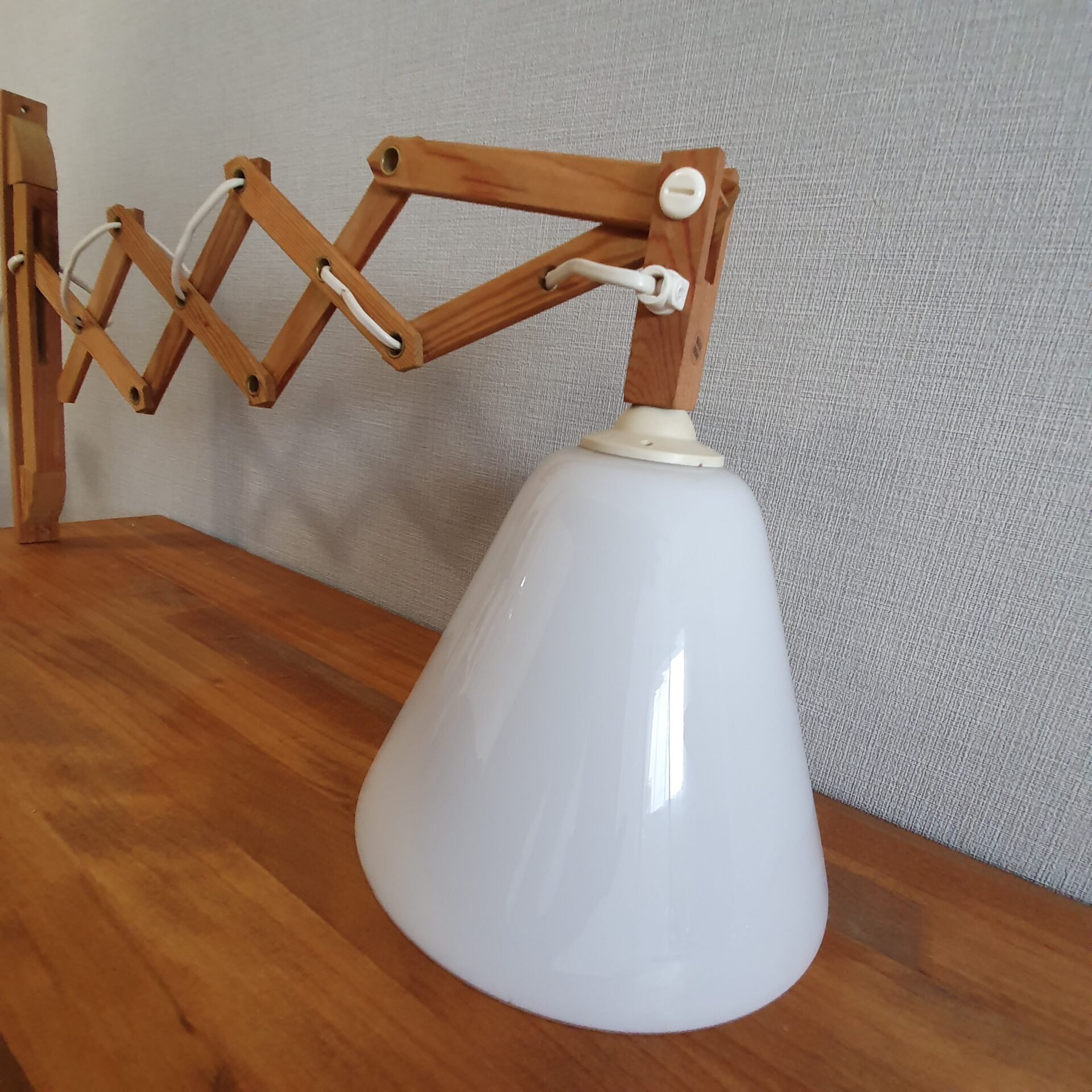 北欧の木製シザーランプ | 彩氷- saihyou -