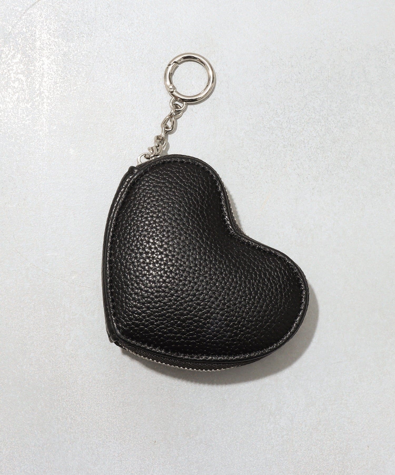 PUハート型ポーチキーホルダー | 3COINS(スリーコインズ)レディース