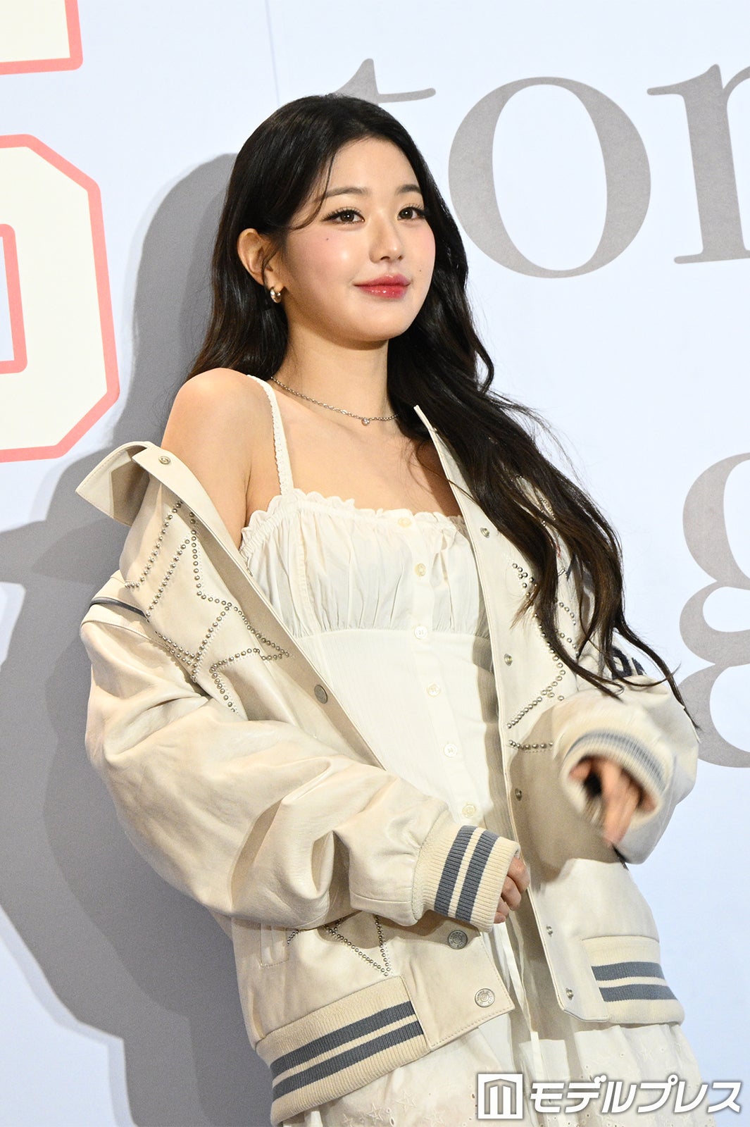 IVEウォニョン、純白コーデでスラリ美脚披露 トミー表参道店に登場