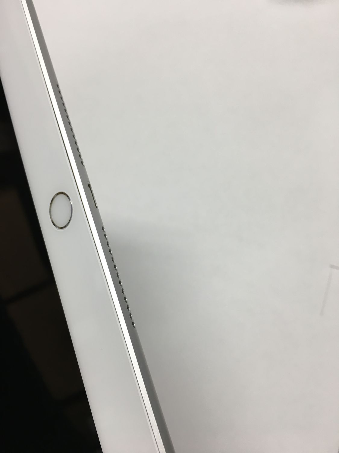 ムスビー｜【動作正常品・電池89％】 外装極美品 iPad 第5世代 WiFi