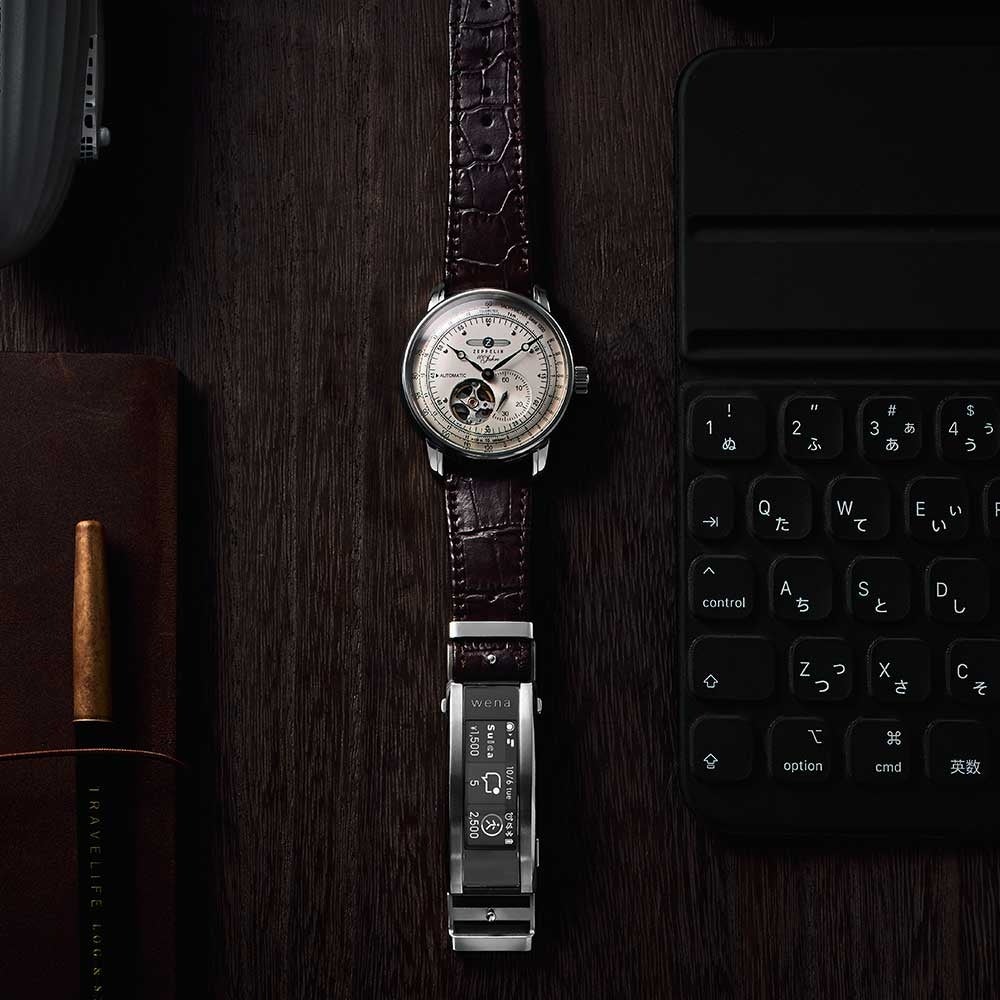 機械式時計」、手首側は「スマートウォッチ」。「ZEPPELIN OPEN HEART