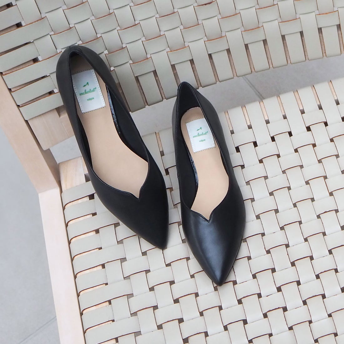 本革Vカットフラットシューズ （ブラック） -エンチャンテッド