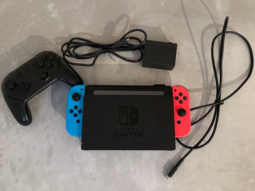 Nintendo Switch本体＆電源ケーブル、コントローラー付 Switch（有機ELモデル）の携帯モードを拡張するグリップコントローラー