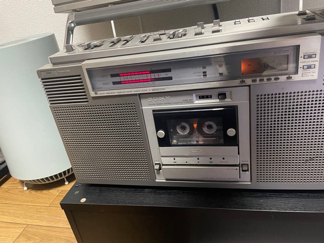 ラジオ・コンポ SONY CFS-D7 SONY's ultra-retro radio cassette player CFS D7: The outside is