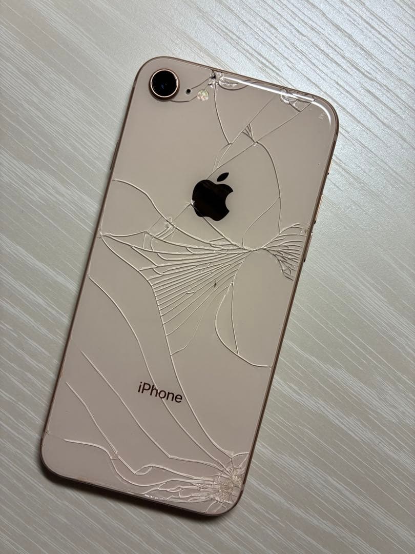 iPhone 8 64GB ゴールド 背面ひび割れ